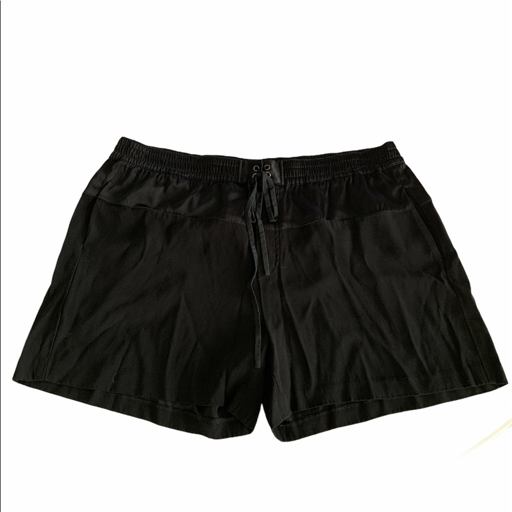 Vince black luxe contrasting fabric shorts in sz L
